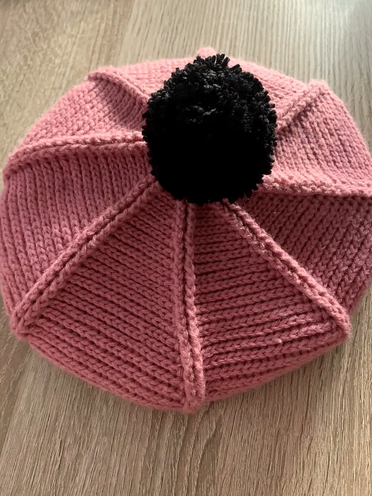 Różowy beret robiony ręcznie